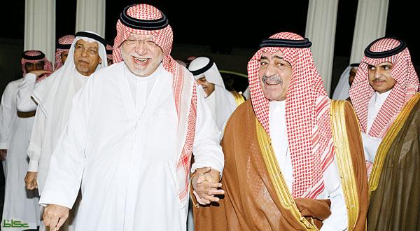 الأمير مقرن يـزور خوجة ويطمئن على صحته