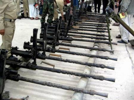 مسؤولون أمريكيون: إيران تصعد إمداد الحوثيين بالسلاح عن طريق عُمان