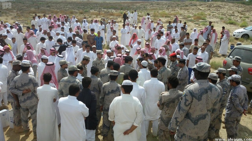 جموع المصلين تؤدي صلاة الميت على شهيد الواجب محمد جعفري