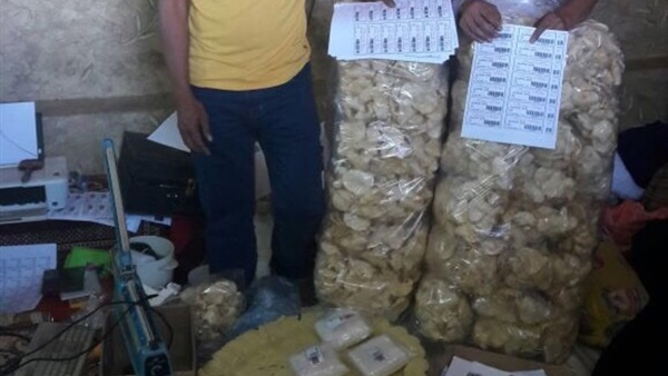 شاهد.. الإطاحة بعمالة آسيوية تغشّ مواد غذائية داخل مسكنها بخميس مشيط