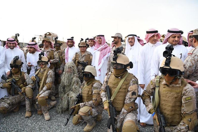 بالصور: حدود آمنة .. معنويات عالية .. مشاهدات وزير الإعلام ومرافقيه في الحد الجنوبي