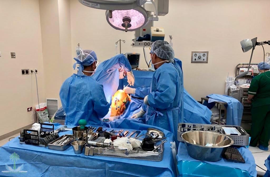 إجراء أول عملية جراحية بتقنية «الروبوت» في مدينة سلطان
