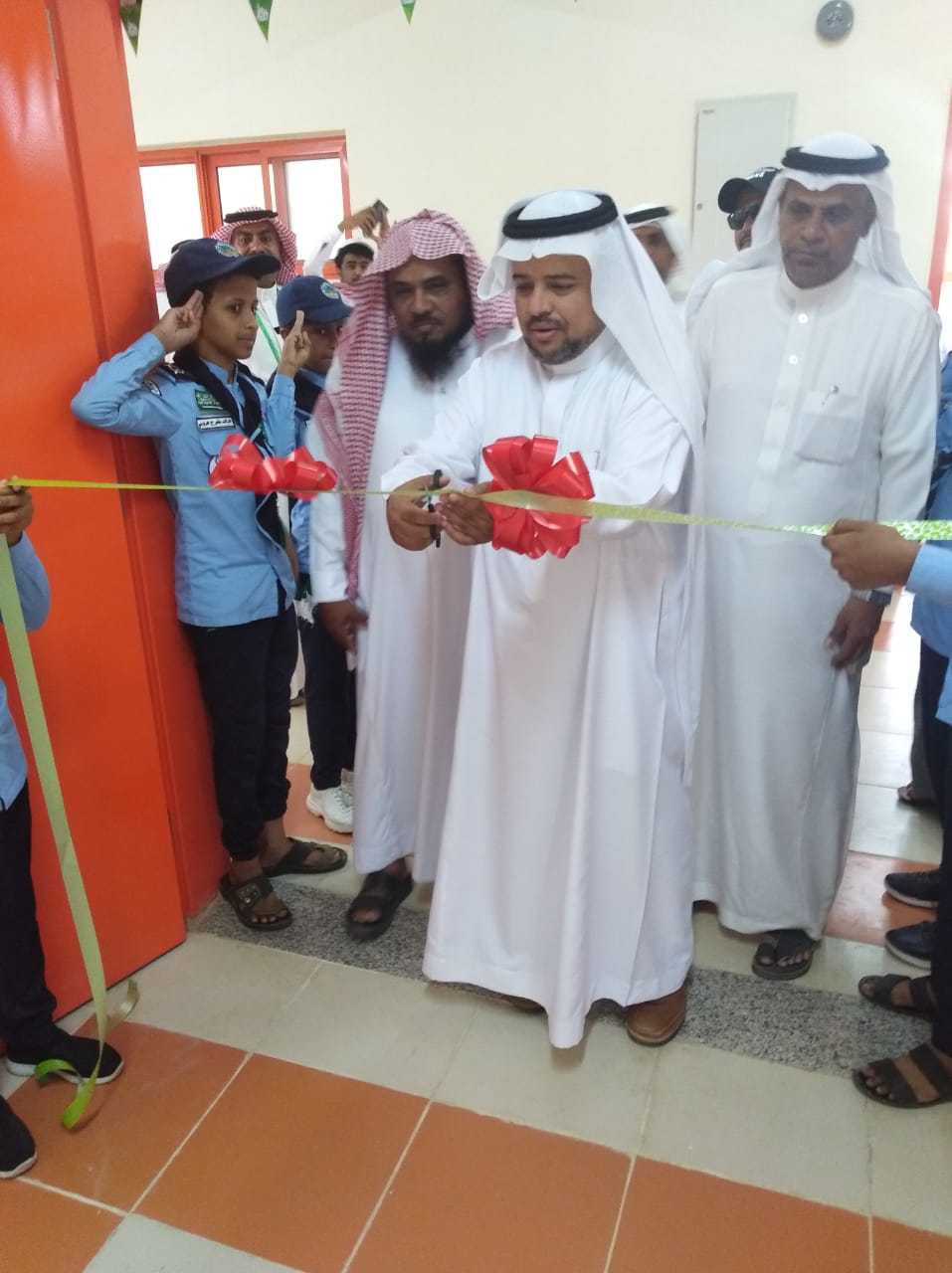 سعادة وكيل مدير مكتب صبيا الأستاذ منصور خواجي و الاستاذ يحي جماح يفتتحان معرض مدرسة الحسيني