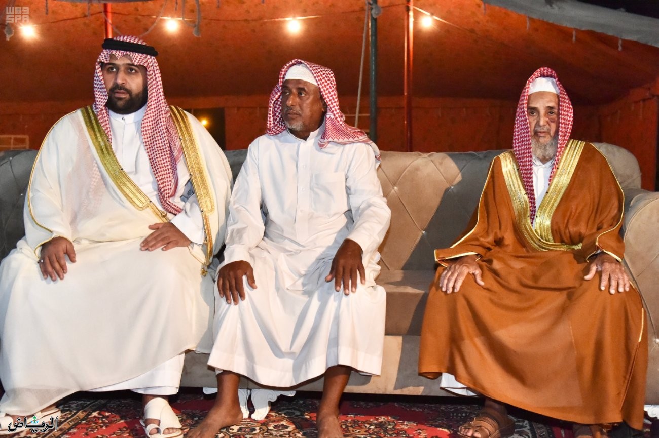 نائب أمير جازان ينقل تعازي القيادة لوالد وذوي الشهيد كليبي