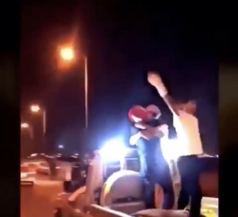 مصادر: الأمن يقبض على شابَّيْن قاما بتصرفات شاذة في طريق عام