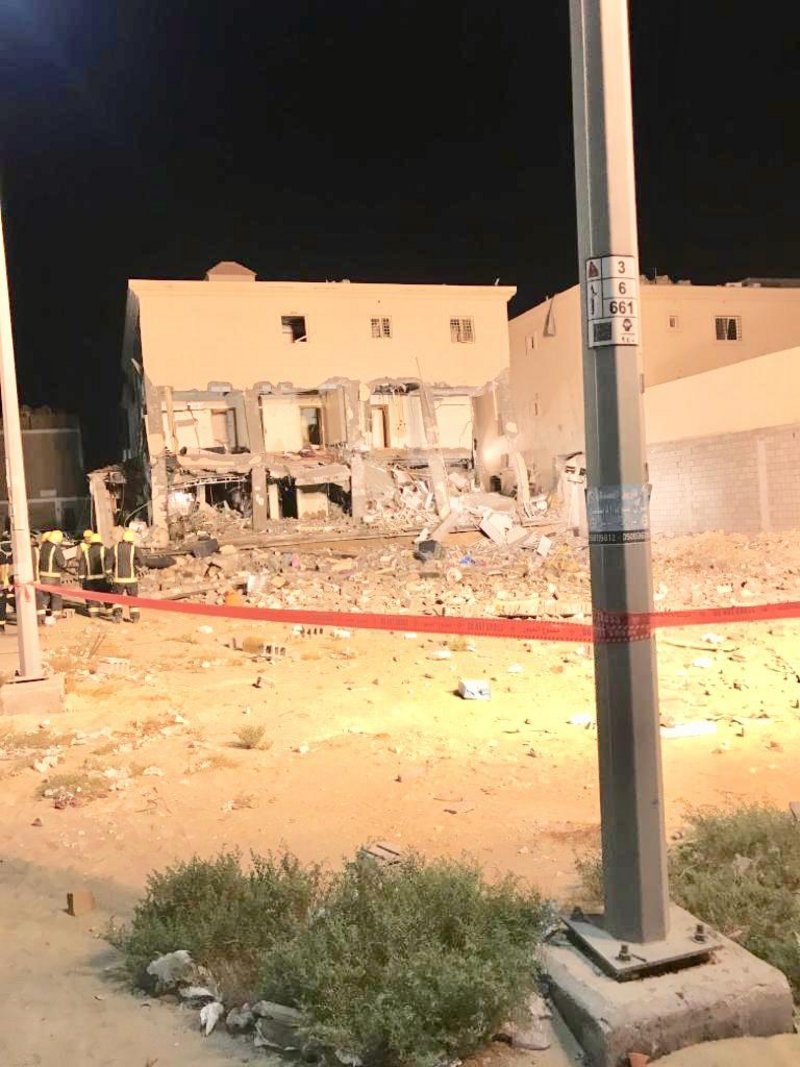 الدمام .. إصابة 13 وتضرُّر عدد من المباني والمركبات إثر انهيار مبنى سكني بحي الفاخرية