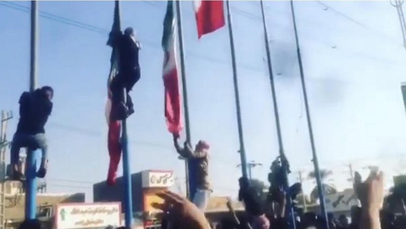 الأحواز.. مظاهرات حاشدة بعد موت الشاعر"الحيدري".. وأصابع الاتهام تشير إلى إيران