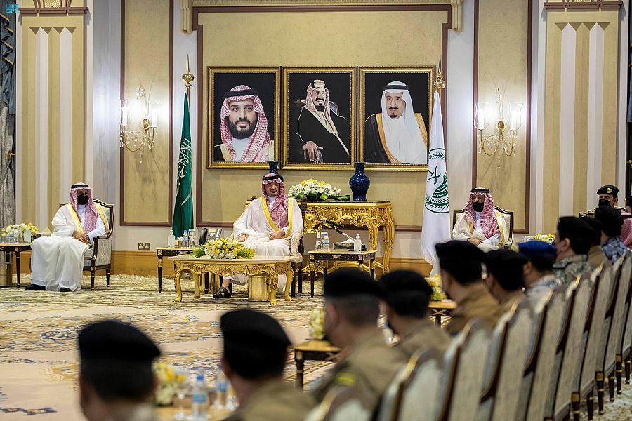 عبد العزيز بن سعود ينقل تهنئة القيادة لمنسوبي ومنسوبات وزارة الداخلية